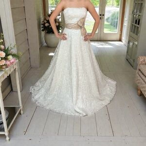 Elegant ivory/coff  strapless Lace Wedding Dress
